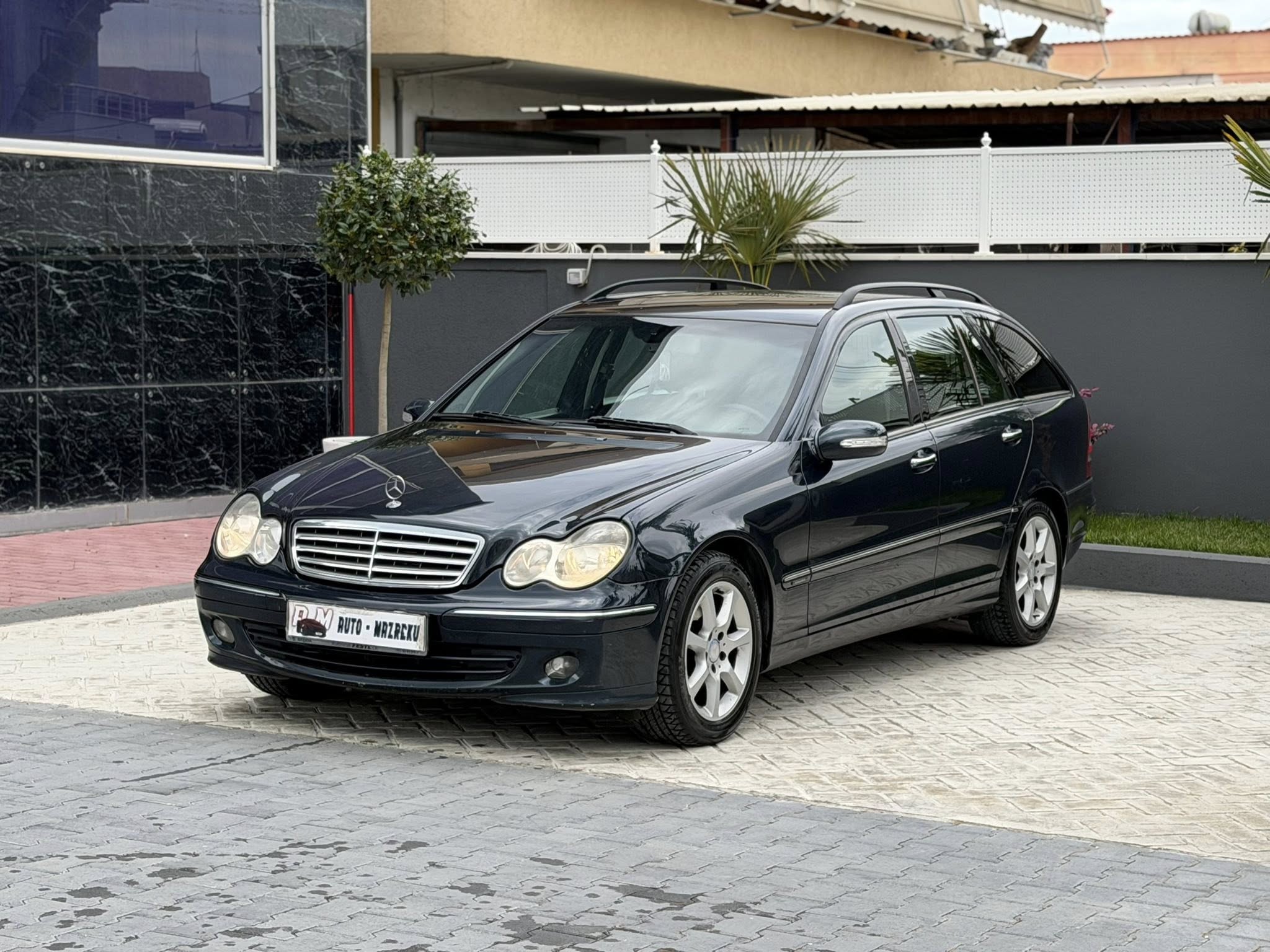 Mercedes Benz C220 CDI Diesel (motorr EVO///), Viti Prodhimit 2005 me 249.000 km , kamio automatik , sedilje elektrike , cd player , klima , disqe alumini gomat e reja , 2 celsa , sensor parkimi mbrapa , letra te gjitha te paguara , sherbimet e bera , ne gjendje shume te mire motorrike dhe xhenerike..
Cmimi-2800 Euro i Diskutueshem
☎️Cel-069 44 00 305-Noi
☎️Cel-069 20 40 105
Instagram-Auto Mazreku
TikTok-Automazreku
📍Adresa-Fier
Rr Shen Leonardo Murialdo , 
ngjitur me karburant R Oil
