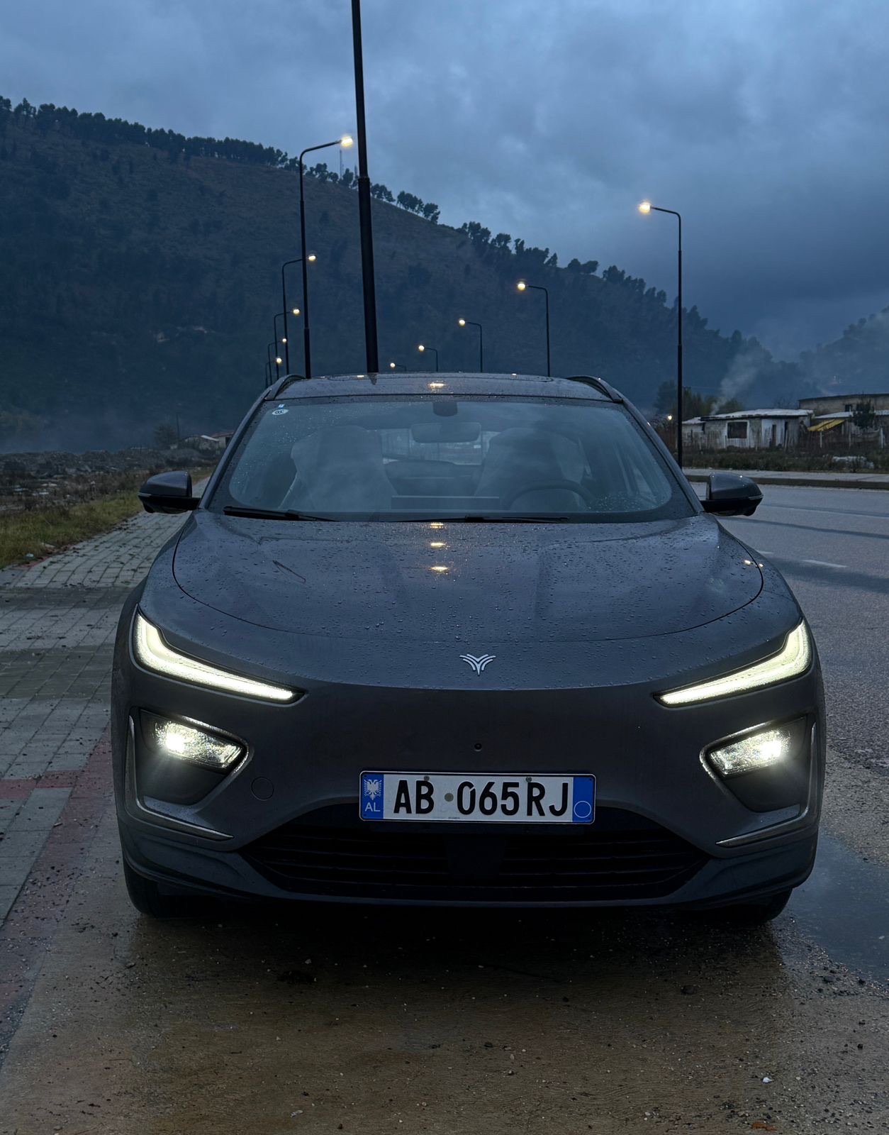 SHITET 
↘️NETA X PRO 
-100 % elektrike 
-Viti 2024 model 2025
-500 KM autonomi
-e ardhur me 0 km 
-4619x1860x1628
-targa shqiptare
-163 HP
-Kapaciteti i baterise: 63KW 
-Cruise Control
-ABS 
-ESC
-EBD
-EBA
-Full Airbag
-hapje/mbyllje me celes ne xhep
-ndezje / fikje me celes ne xhep 
-sediljet ngrohje 
-sediljet elektrike
-Pasqyrat Automatike
-Full Panorama  
-Pasqyra me tharje
-Kamera parkimi 540 grad
-Sensor parkimi 540 grad
-Sensor Shiu 
-ECO/COMFORT/SPORT
-TouchScreen 15.6 inch
-MultiRadar
-Sensor Gjumi
-Autoparkim 
-Sensor rikujtues
-Headlight me 4 pozicionime
-Ambient Light 
-225/60/R18
-Stopa Full Led 
-Fener Full Matrix
-Nav/Multimedia/Bluetooth etj
-Vetkarikimi i bateris ne frenim
-Vetfrenim
-Low Speed Warning
-Fener me animacion
-USB / Type C / 12 V
-Bagazh 508L
-Charger 7KW monofaz 
-aksesoret e ndihmes
-Pasqyra anesore me levizje 
-Bagazhi me 3 pozicionime
-dhe shume opsione te tjera
-Makina e gatshme per cdo lloj prove 
Cmimi : 22500 Euro ( i diskutueshem )
-Makina ndodhet ne Berat per cdo lloj informacioni na kontaktoni
📞0672044406
Whatsap: ‪+49 163 6590893‬
