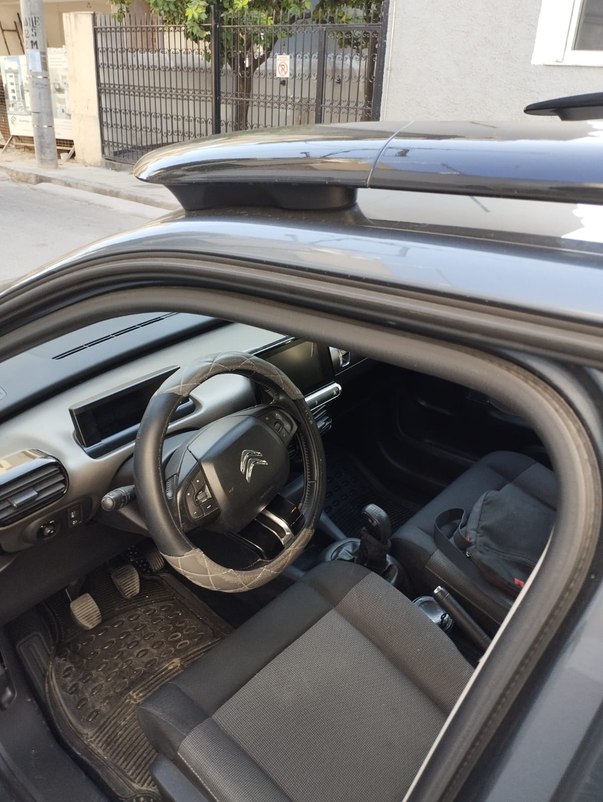 Citroën C4 Cactus 2016 – 1.6 BlueHDi Diesel Euro 6
Specifikat kryesore:
Motor: 1.6 BlueHDi Diesel
Fuqia: 99 HP, Euro 6
Kambio: Manuale
Kilometra: 145,000 km
Drejtim: Hidraulik
Karroceria: Crossover / SUV i vogël
Vende: 5
Dyer: 5
Gjendja dhe mirëmbajtja:
Gjendje perfekte, e përdorur me kujdes
Serviset e bëra rregullisht
Rrip motori i ri
Bateri e re
Goma të reja
Kolaudimi i bërë: Janar 2026
Pajisje dhe teknologji:
Cruise Control – për rrugë të gjata, kursen karburant dhe nuk lodh këmbën
Speed limiter
Airbags të plota
ABS + ESP
Ekran multimedia + Bluetooth
Kondicioner funksional
Sensorë parkimi
Performanca dhe ekonomia:
Shpejtësia maksimale: rreth 184 km/h
Konsum i ekonomisë: 3–4 L/100 km në përdorim mesatar
Motor shumë ekonomik për naftë
Shpejtësi dhe drejtim të qetë në rrugë të gjata
Pse është një makinë e veçantë dhe vlen çmimin:
Euro 6 – shumë e kërkuar për shkak të ligjeve të emetimeve
145,000 km për vitin 2016 – relativisht pak
Riparime dhe mirëmbajtje të fundit – blerësi nuk ka asnjë shpenzim të menjëhershëm
Pajisje të plotë për komoditet dhe siguri
Cruise control dhe ekonomia e lartë – perfekt për autostradë dhe udhëtime të gjata
📢 Shitje vetëm për shkak të ndryshimit të makinës.
🔹 Makina është e gatshme për përdorim, nuk ka asnjë problem teknik.
🔹 Ideale për dikë që kërkon një makinë të besueshme, të mirëmbajtur dhe ekonomike.
Makina ndodhet në Athine,Greqi.