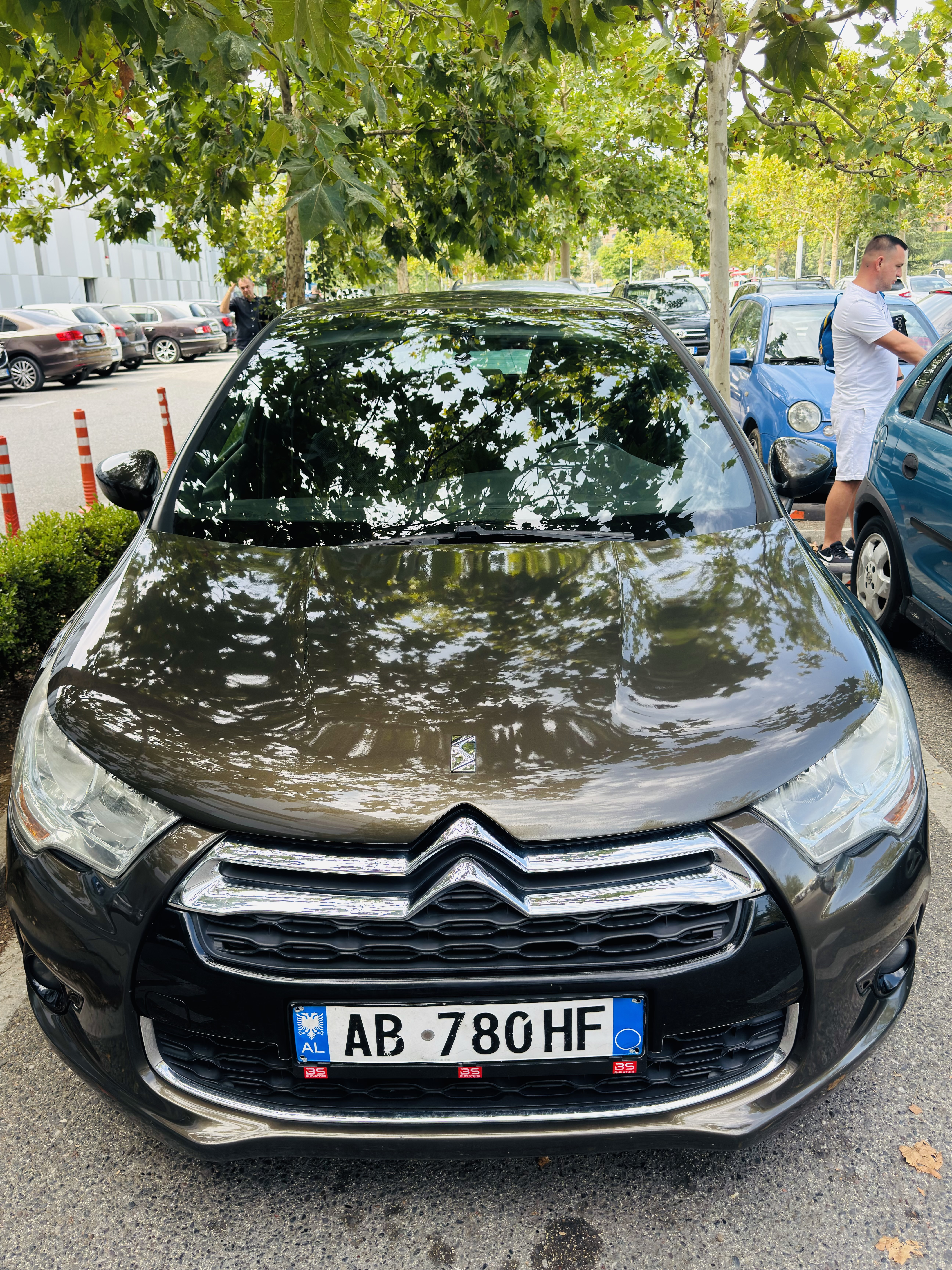 Mjeti esht me targa letra ne gjendje perfekte goma 80/100 vaj filtra si dhe gjitha sherbimet e bera me liber clima gjitha funksionale as nje probleam as nji drit ndes kroskot 