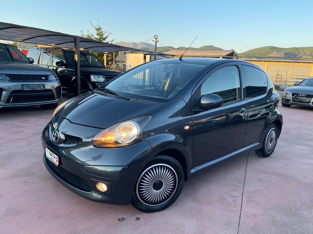 🇨🇭Toyota aygo 
🇨🇭99cc benzin 
🇨🇭Automat 
🇨🇭Inportuar nga zvicra 
🇨🇭Dogan tvsh te paguar 
🇨🇭Viti 2007
🇨🇭200 km te qertifikuara me librez servisesh 
🇨🇭Disponon klima 
🇨🇭Gjama elektrik 
🇨🇭Drita mjegulle 
🇨🇭Hapje & mbyllje me pult 
🇨🇭Sistem alarmi 
🇨🇭super ekonomike 
🇨🇭E pershtatur per patenta te reja 
🇨🇭Gjendje perfekt
🇨🇭Qmimi I diskutushem 
🇨🇭Per me shum kontaktoni nr 📞..0694470000
Ose instagram Auto_Gjeta_Lezhe