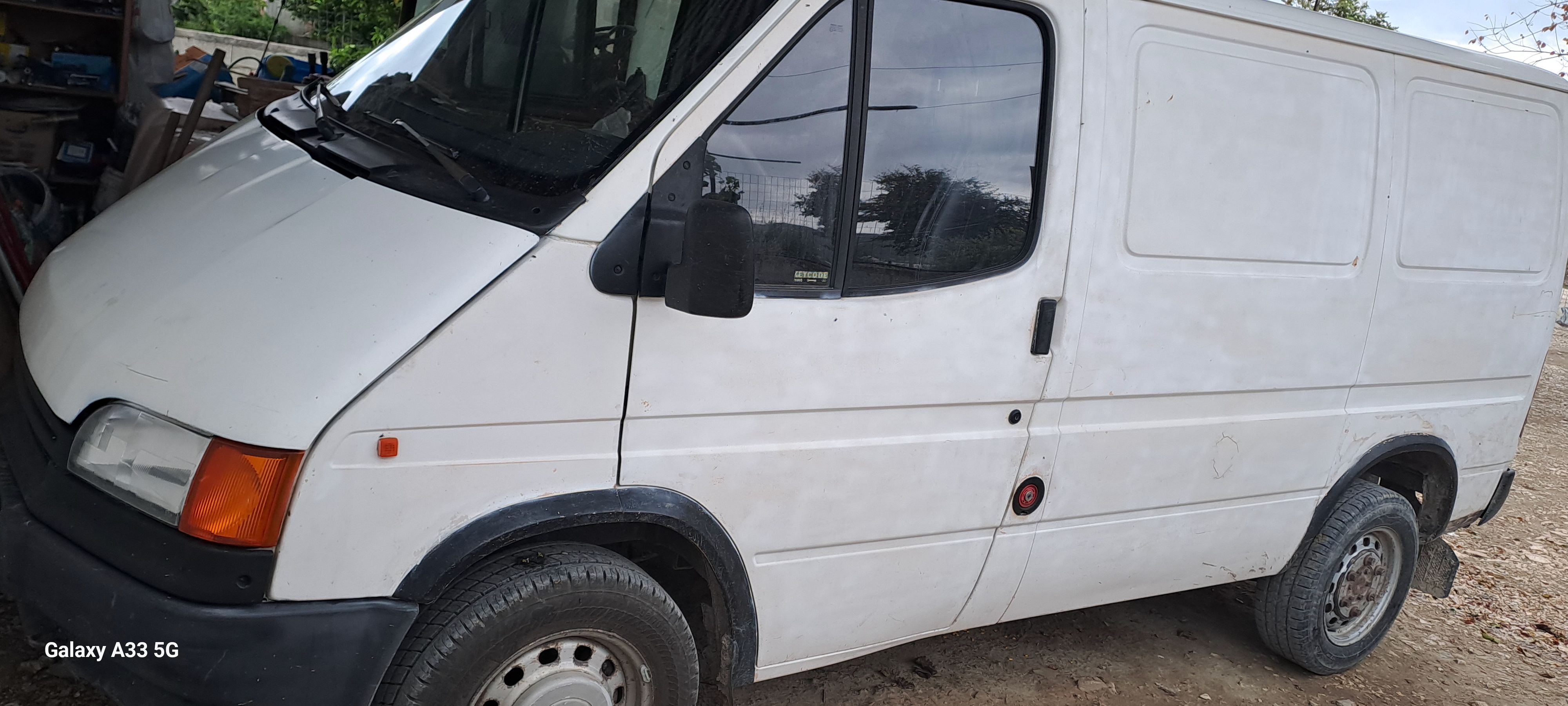 Ford Shitet ford tranzit ne gjendje shum te mir makina shitet per arsyje mos perdorimi