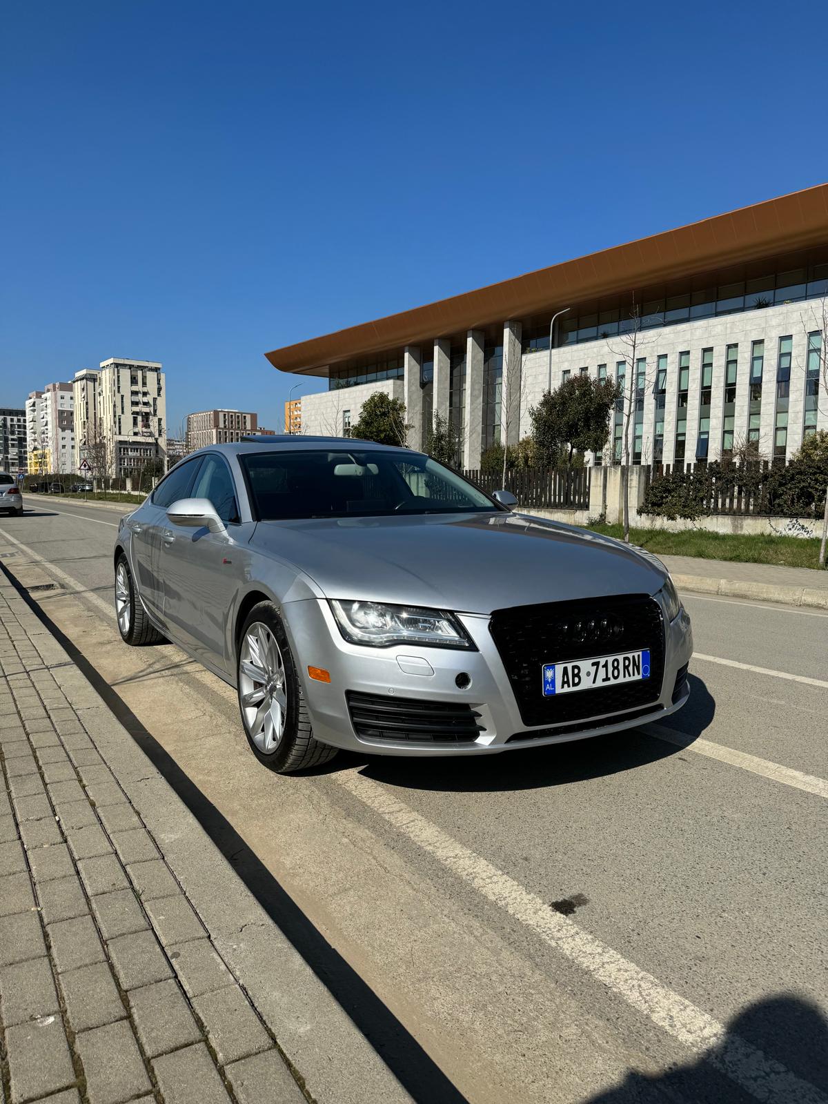 Shes veture Audi A7 .ne gjendje shum te mire model Amerikan e ardhur nga Amerika e shes ose e nderroj per arsye se nuk ka kush ta perdori se per baben eshte shum SPORTIVE une dhe vellezrit jemi jashte ne DIASPORE  e prandaj nuk ka kush ta perdor kete makin po rrin parku
