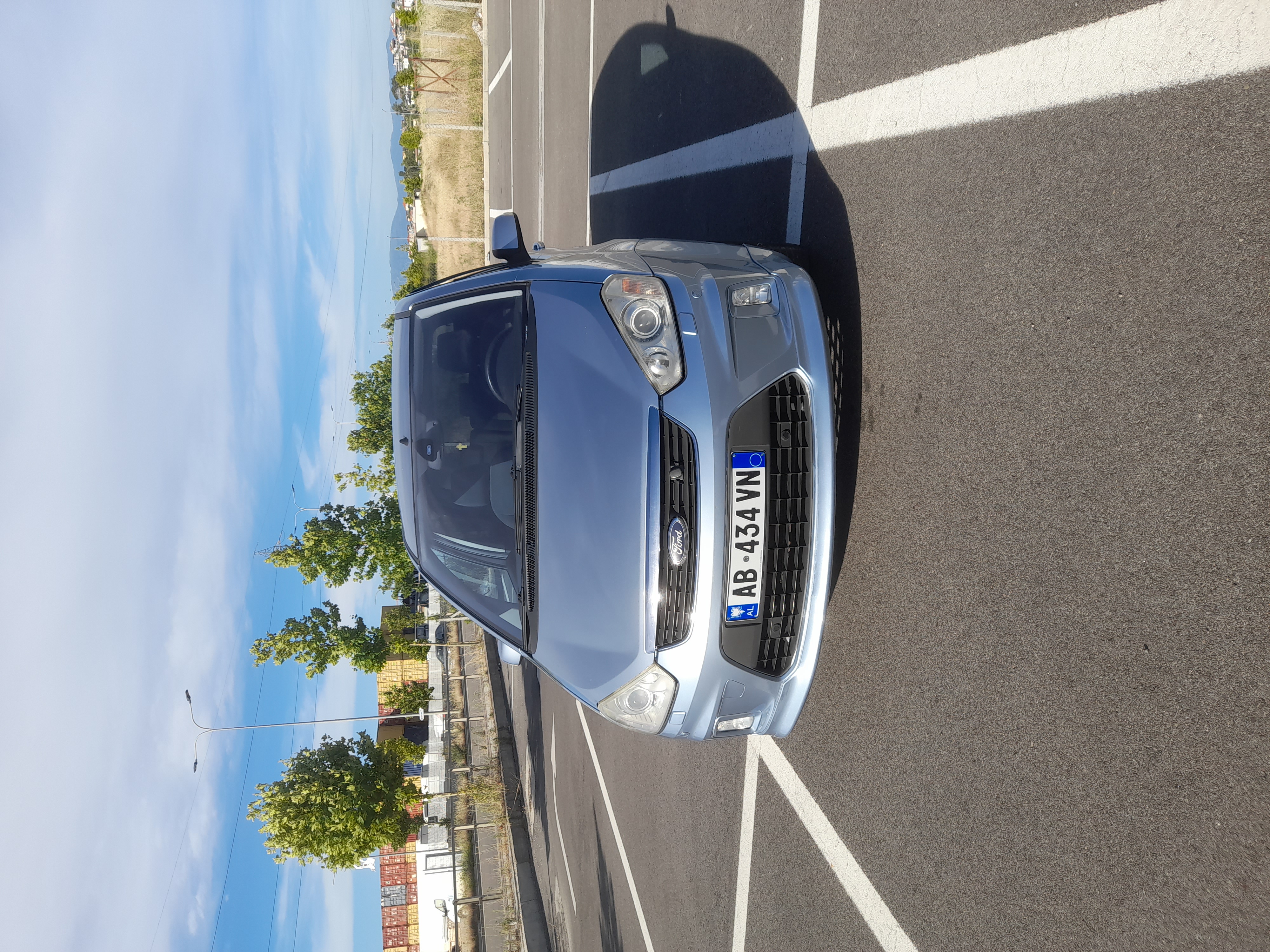 Ford Shitet Ford C-max titanium full opsion
Motorr 1.8 benzine i thjesht sapo vendos impanti gazit 5 vjet garanci.
Kambjo manual-
Viti 2007-
Komanda ne timon-
Limitator shpejtesie-
Sensor para+ mbrapa-
Larje feneresh-
Feneret me lupa + auto-
Klima -
Sediljet me ngrofje gjys lekur gjys cop-
Pasqyrat me palosje + drita posht pasqyres-
Fshirset me sensor shiu-
Xhamat e zinj origjinal-
Gomat e reja-
Letrat e pagume -
Shume e paster si makin-
Sapo i jan ber sherbimet makina eshte full.
Cmimi.3500 euro
Tel.0677291612