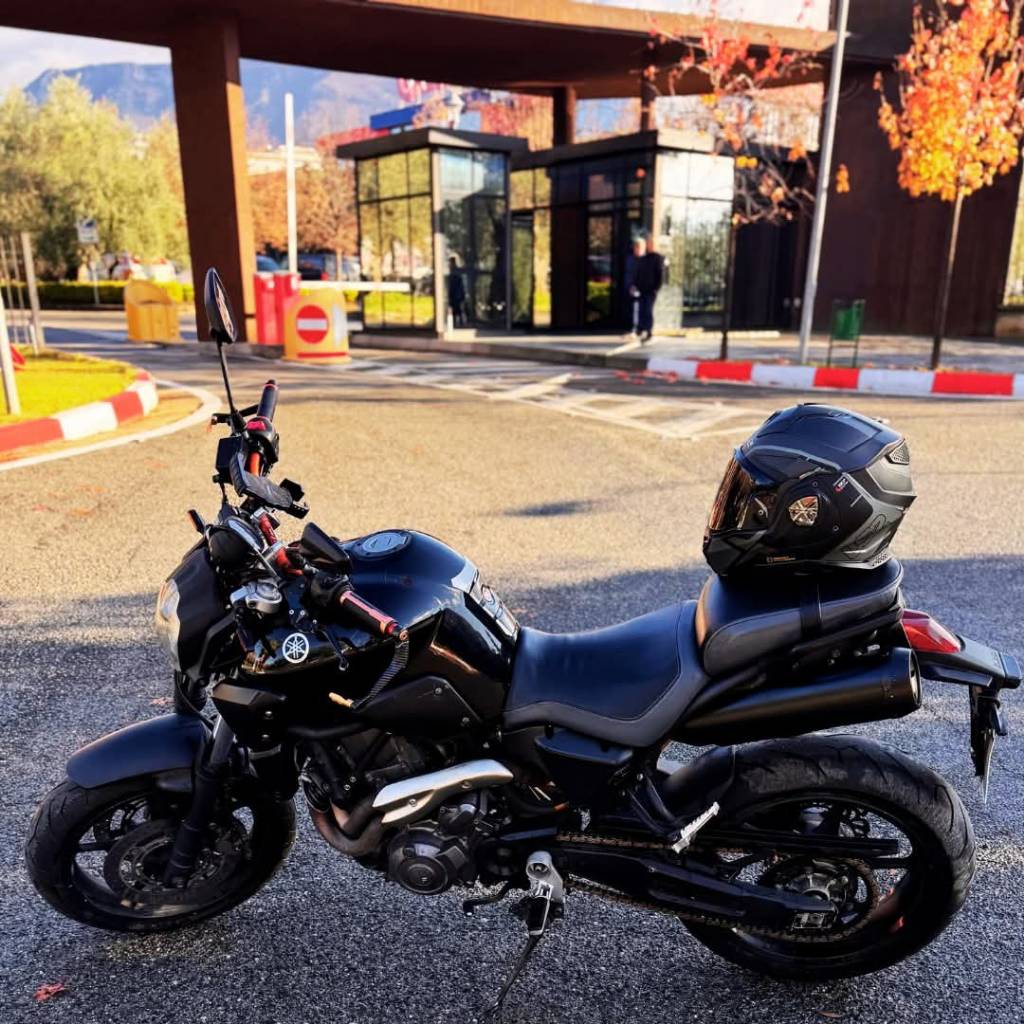 YAMAHA MT-03 – 660cc / 35Kw 
💥 Motor që nuk zhgënjen 

📅 Viti: 2009 | 🛣 
✅ I jepet me patentë A2 – perfekt për fillestarë & entuziastë!

📍 Tiranë – pranë Policisë Bashkiake

🔧 Të gjitha shërbimet të kryera në kohë – i gatshëm për rrugë
🛞 Goma të reja Pirelli Diablo Rosso 2 – cilësi që ndjehet në çdo kthesë
🔊 Marmitë me plasje fabrike – tingull origjinal, pa ndërhyrje
📛 Targë e personalizuar – stil i veçantë
🧭 Super manovrues – perfekt për qytet dhe udhëtime të gjata

💶 Çmimi: 2,8 mln lek – i padiskutueshëm
(Motor që i vlen çdo monedhë)

📞 Kontakto: +355 69 463 6463
📩 Whatsapp ose telefon për info, pamje live ose testim nga afër!

#yamaha #motor #660cc #stil #moto #automatchal