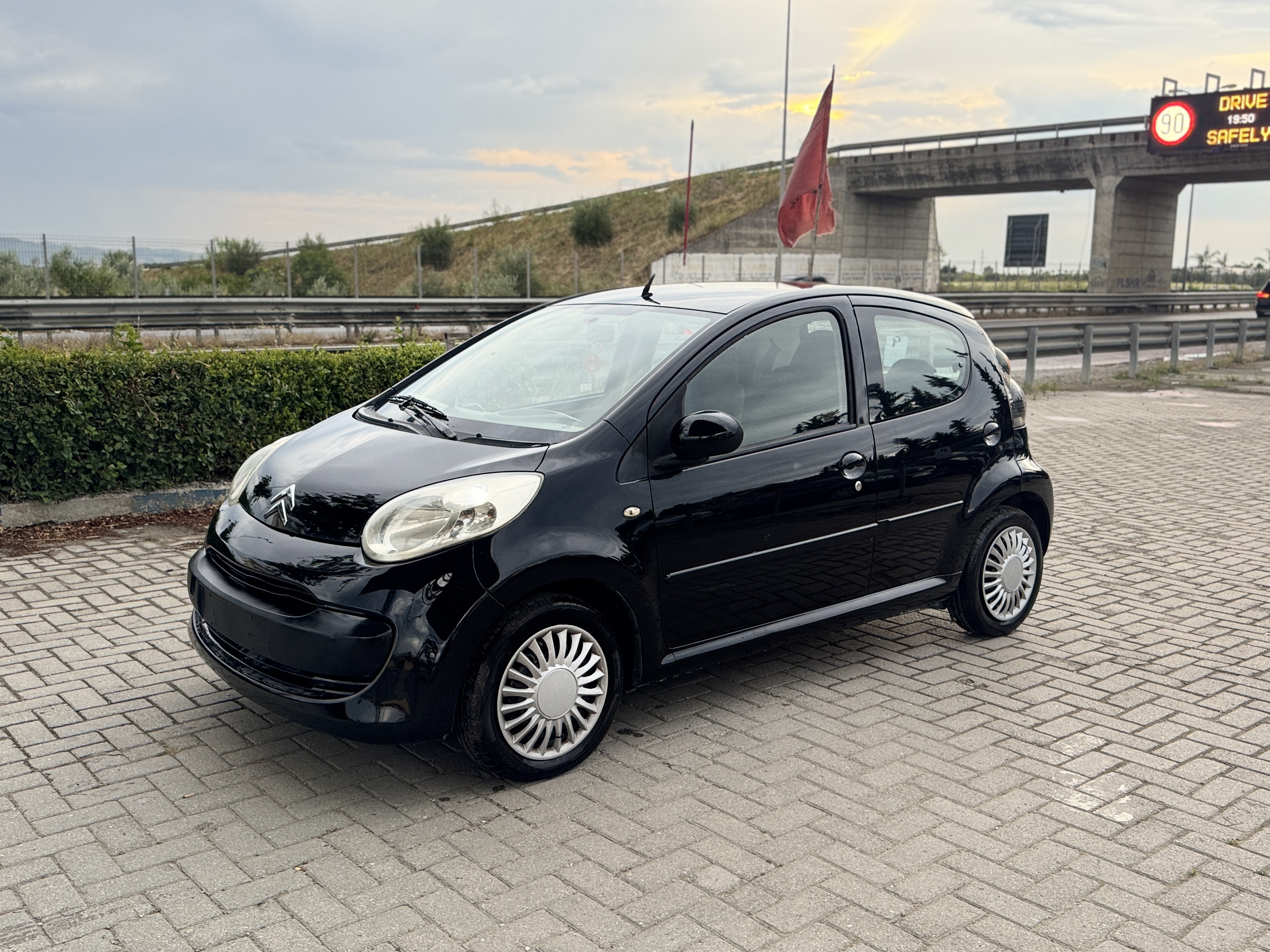 Citroen ✅Cutroen C1✅
📍 1.0 Benzine
📍:VITI 2007
📍 127 mij km
📍:EURO 4
📍: Motorr me zinxhir
📍: Ideale per patenta te reja
📍CMIMI: mln leke i disk nga afer
📍: Automat
📍DOGAN TE PAGUAR
📍:GATI PER TARGA
📍 E ARDHUR NGA ITALIA🇮🇹
📍:E PASTER NE PAMJE VIZIUALE
📍:GOMA 100%
📍:TAPICERI E MIRBAJTUR
📍:CD PLAYER
📍 Klima
📍:CLIMA DIXHITALE
📍:PASQYRA ELEKTRIKE+ANTIVERBUESE
📍:ABS ESP AIRBAG
📍:MBYLLJE QENDRORE
📍:XHAMA ELEKTRIK ETJ.
📍 5 vendeshe
📍:NA VIZITONI NE FAQEN TON INSTAGRAM - 🥇auto_sidrit🥇
📞:CEL 0677368164