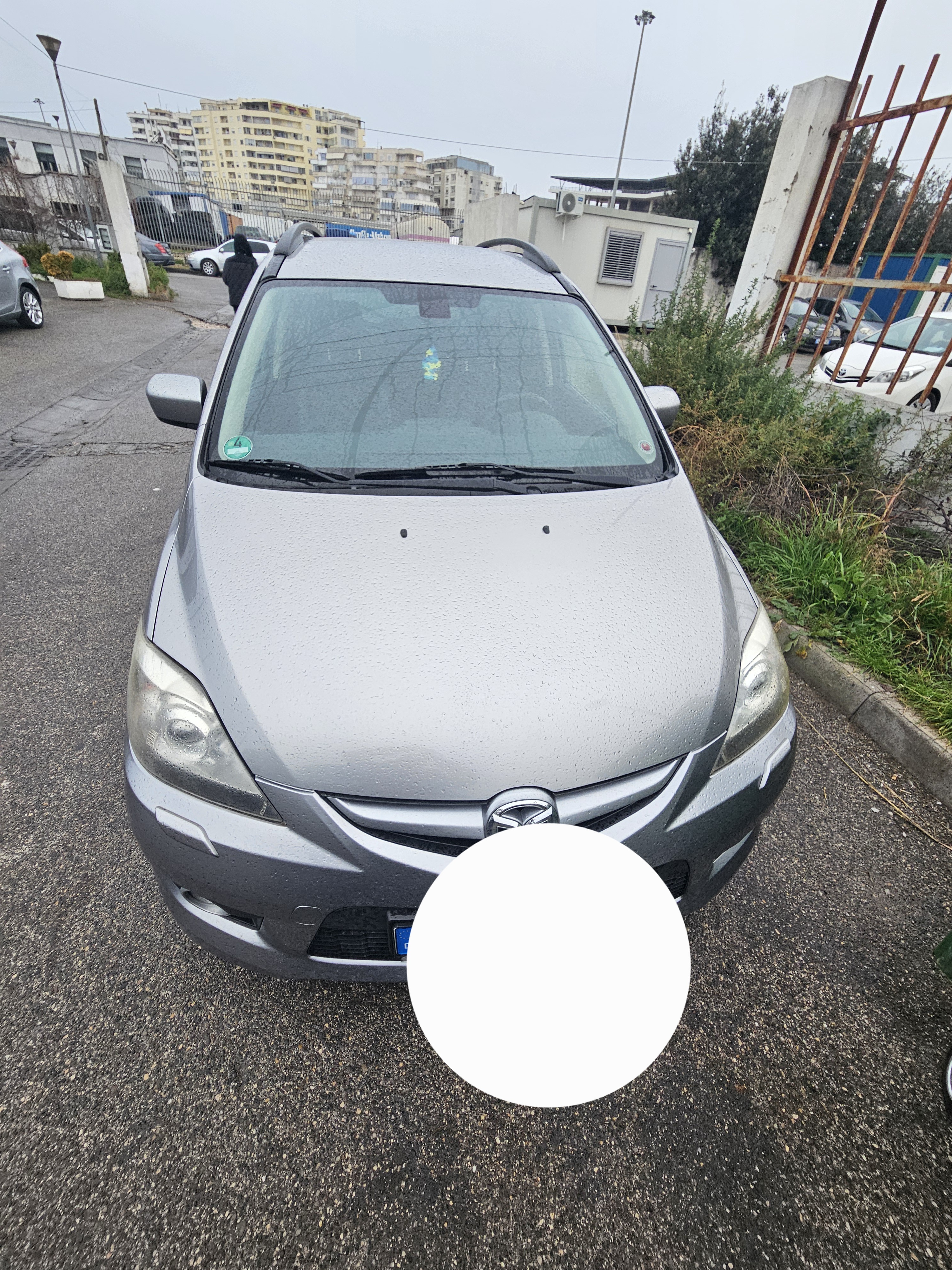 Shitet mazda 5 2.0 benzin 2010 makina eshte ne gjendje te mire me dogane te paguar eshte makine super per familje 