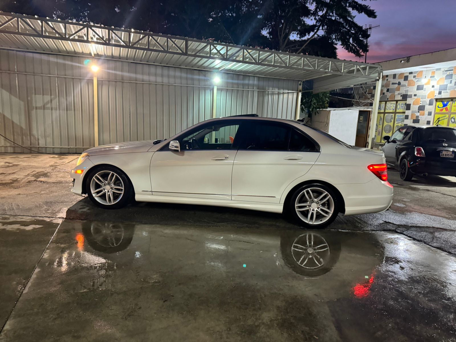 Shitet C class w204 i vitit 2011 me motorr 300 benzin-gaz 4 matic. Baxho xhami klima bizonale tapiceri ngjyre kremi shume e paster , sedilet me ngrohje komando ne timon i gatshem per cdo prov nga ana juaj mund ta kontrolloni ku te doni te mekaniku juaj me i mire . Cmimi 10.500 euro.
